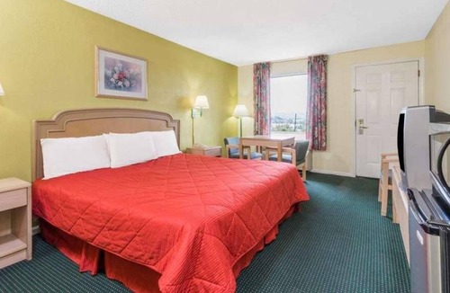 Berea House | Pet-friendly Unit! Roundtrip Airport Shuttle Available, Free Breakfast, Parking