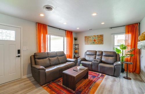 La Porte House | Pet Friendly w/Yard! Modern La Porte Home By Dtwn