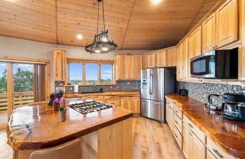 Williams House | Pickleball, Jacuzzi, Grand Canyon, Sleeps 16
