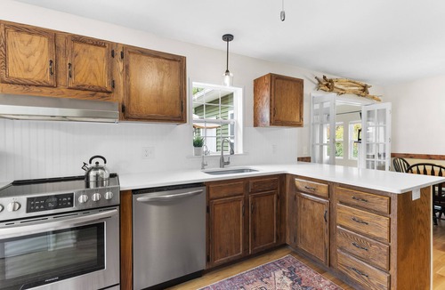 Silver Bay House | Picturesque Family Getaway: Close to Beach ~ Yard!