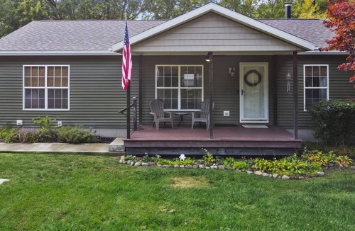 Silver Bay House | Picturesque Family Getaway: Close to Beach ~ Yard!