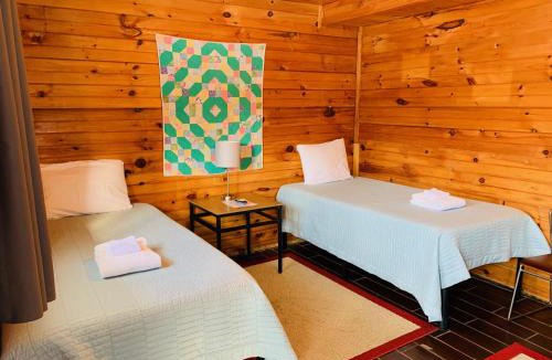 Barton Hotel | Pine Crest Motel & Cabins