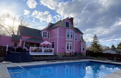 Hudson House | Pink Castle Bae-cation (Pool & Hottub) in Hudson, wI