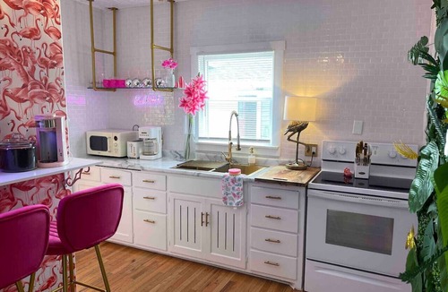 Hudson House | Pink Flamingo Downtown Hudson w/hottub