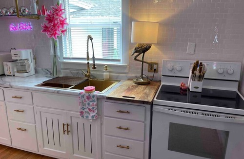 Hudson House | Pink Flamingo Downtown Hudson w/hottub