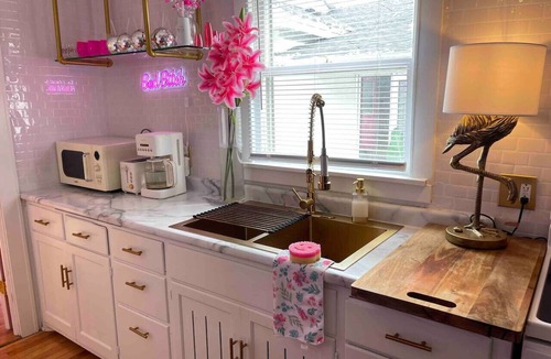 Hudson House | Pink Flamingo Downtown Hudson w/hottub