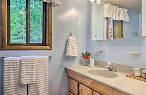 Pocono Lake Cottage | Pocono Lake Chalet w/Deck, Fire Pit & Sunroom!