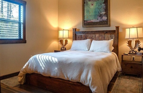 Bronson Resort | Premium Queen One-Bedroom Cottage