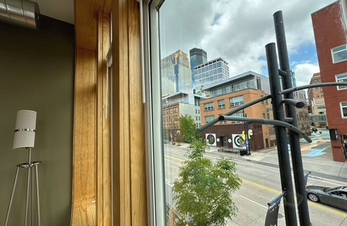Downtown Minneapolis Condo | Prime downtown Minneapolis location. Sleeps 4, 2BR, 1BA, full kit.