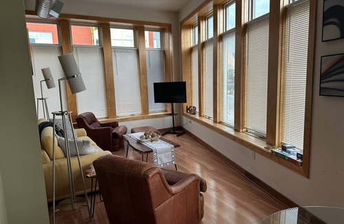 Downtown Minneapolis Condo | Prime downtown Minneapolis location. Sleeps 4, 2BR, 1BA, full kit.