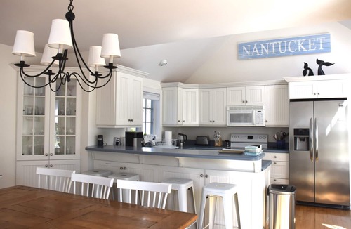West of Town House | PRIME LOCATION close to: Town, Beaches, Pool & Tennis! Bright, Airy, Immaculate.