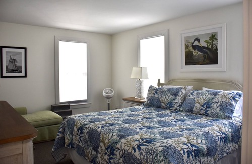 West of Town House | PRIME LOCATION close to: Town, Beaches, Pool & Tennis! Bright, Airy, Immaculate.