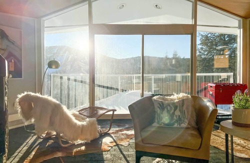 West Dover Cottage | Pristine West Dover Home w/Deck & Mountain Views!