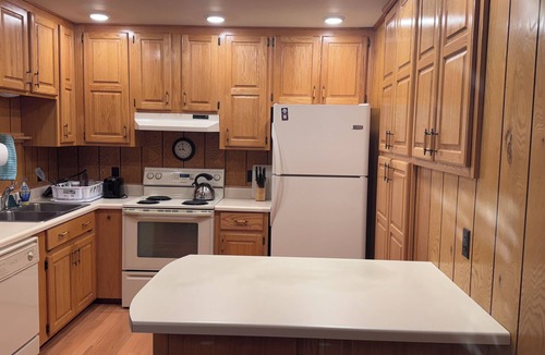 Byrdstown House | Private 5-Acre Retreat, Panoramic Dale Hollow Lake View, Sleeps 10