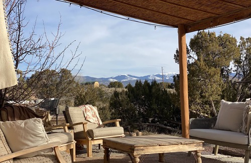 La Puebla House | Private Hiking, 6-Acre Sanctuary, Dog friendly, Epic Views, Fireplaces, Pool