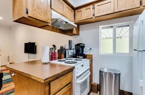 Western House | Private Loft Guesthouse Near UofO