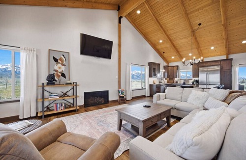 Grantsdale House | Private Mountain Side with Hot Tub and Entertainment Space