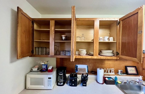 Lyndhurst Cabin | Private One Bedroom by Mountain Stream