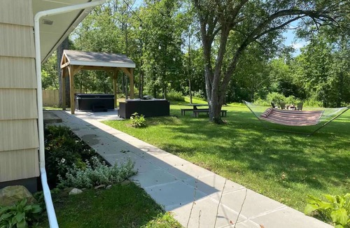 Saugerties House | Private/Secluded 4 Bdrm with HotTub & Steam Shower