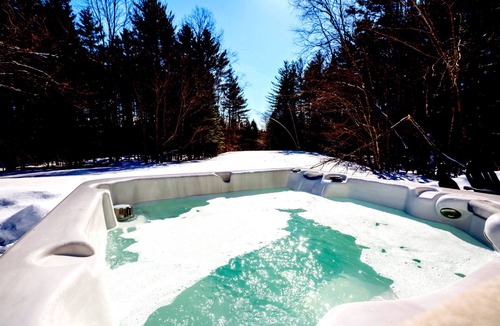 Londonderry House | Private Tavern, Hot Tub, 8-Fireplaces, Spa Baths, Fire Pit, Baths Ensuite - Shop or Ski!