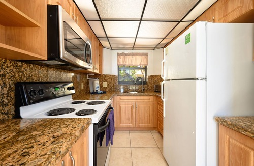 Marathon Villa | PS Sandy Beach, Pool View, dock, WiFi, Tennis, Jacuzzi, arrive any day, tropical