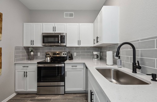 Desert View Village Apartment | Pure Suites Ascent 2 Bed Gym Pool Cabana