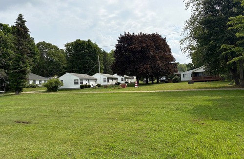 Pymatuning Central Cottage | Pymatuning Lakefront Cottage 3 with Dock Slip