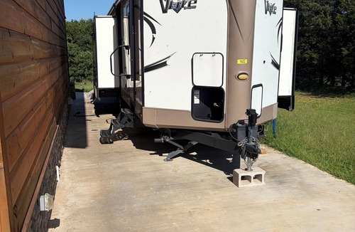 Mcloud House | Quaint 1 bed RV, sleeps 6-7 guests with AC and WiFi in McLoud , Ok.