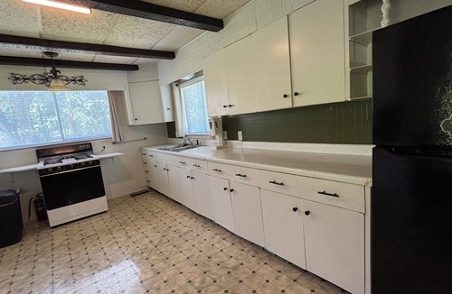 Hatton Cabin | Quaint 3-bedroom cabin with AC in welcoming Cove