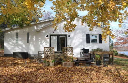 North Hero House | Quaint 3-bedroom Lakefront home with WiFi in North Hero