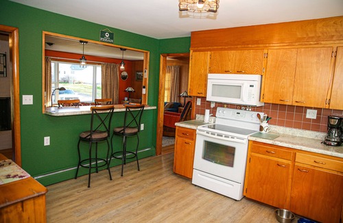 Peru House | Quaint and Cozy Family Home, Great for a Quiet Retreat! 90+ days