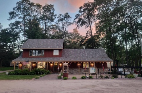 Wisconsin Dells Cabin | Quaint Cozy Cabin Well Equipped in Wisconsin Dells