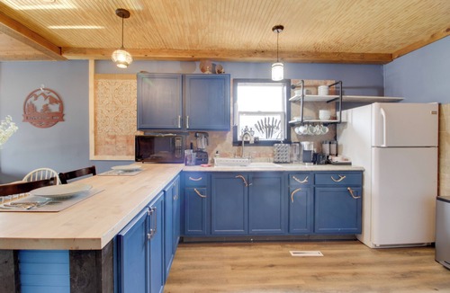 Riverton House | Quaint Ironton Getaway w/Fire Pit, Gas Grill!