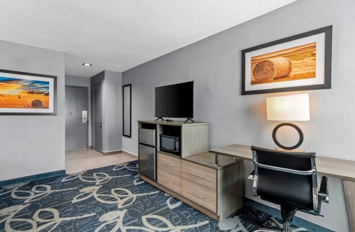 Shawnee Hotel | Quality Inn Shawnee North I-40