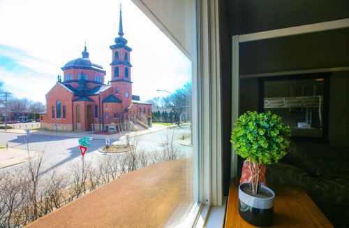 Northeast Minneapolis Arts District House | Queen Anne Mansion ★5BR★FastWifi★Cable★65"TV★Brkfst