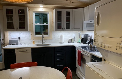 Sherwood Forest Cabin | Quiet Comfortable Cabin 5 Min. Walk to Swimming and Boating