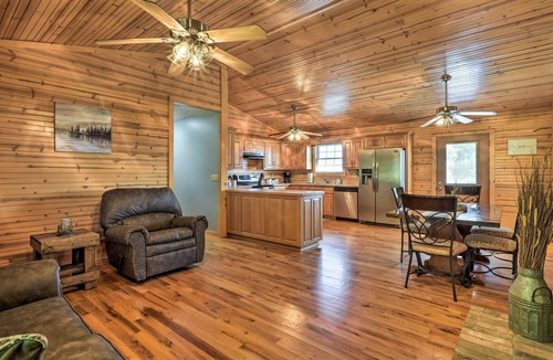 Omaha Cabin | Quiet & Cozy Omaha Cabin ~ 20 Mi to Branson!
