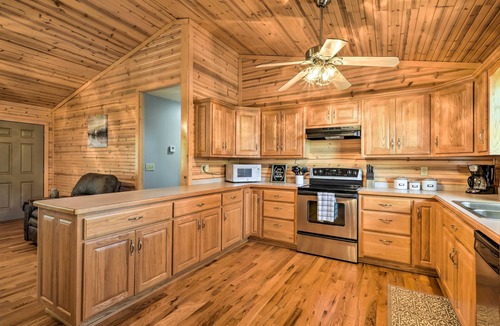 Omaha Cabin | Quiet & Cozy Omaha Cabin ~ 20 Mi to Branson!