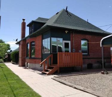 Trinidad Bed & Breakfast | Quiet FULL-SIZE bed close to town 420 friendly