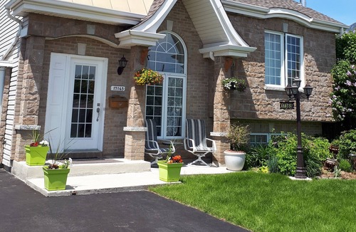 Mirabel House | Quiet well-lit accommodation welcoming