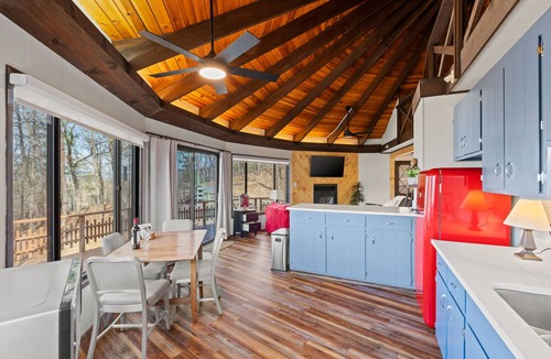 Basye House | Quirky & Unique Treehouse with 360 views, Hike, Lake, Golf