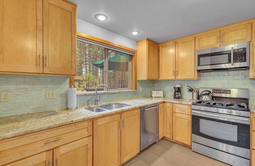 Overlook Park House | Recently updated, great location, private hot tub, sharc included for 2026!