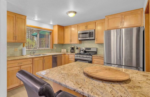 Overlook Park House | Recently updated, great location, private hot tub, sharc included for 2026!
