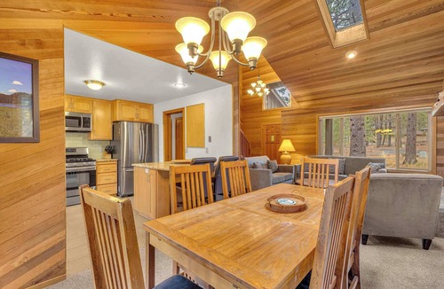 Overlook Park House | Recently updated, great location, private hot tub, sharc included for 2026!