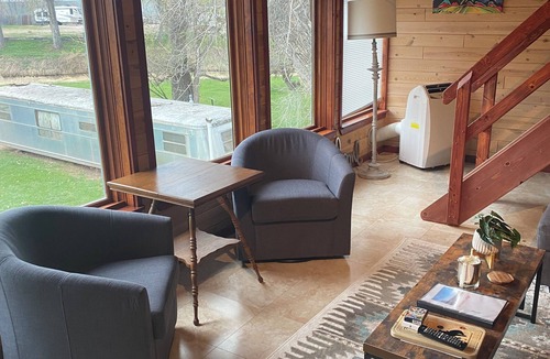 Hulett House | Red Bluffs Lodge Upper Unit, located on the River, minutes from Devils Tower!