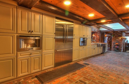 Londonderry House | Red Brick Retreat - 8br 6ba Hot Tub Sauna Home Gym