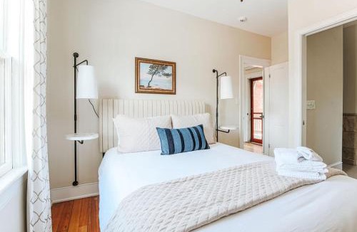 Staunton Apartment | Red Bud Suite