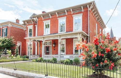 Staunton Apartment | Red Bud Suite