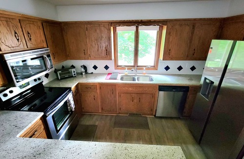 Rochester House | Red Juniper House/4BR, 2.5 Bath, Large Yard, Pet Friendly, 3mi to Mayo Clinic