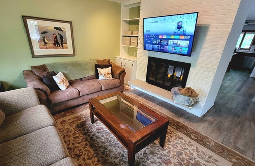 Rochester House | Red Juniper House/4BR, 2.5 Bath, Large Yard, Pet Friendly, 3mi to Mayo Clinic